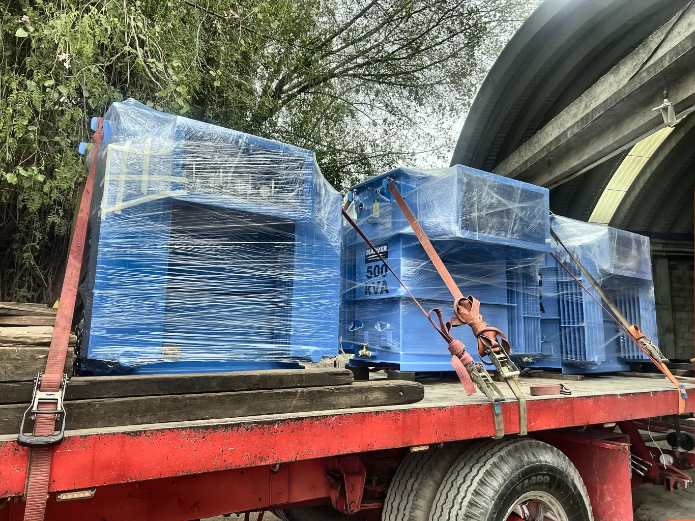 Embarque de transformadores MADVER 500 kVA, emplayados y asegurados en la plataforma