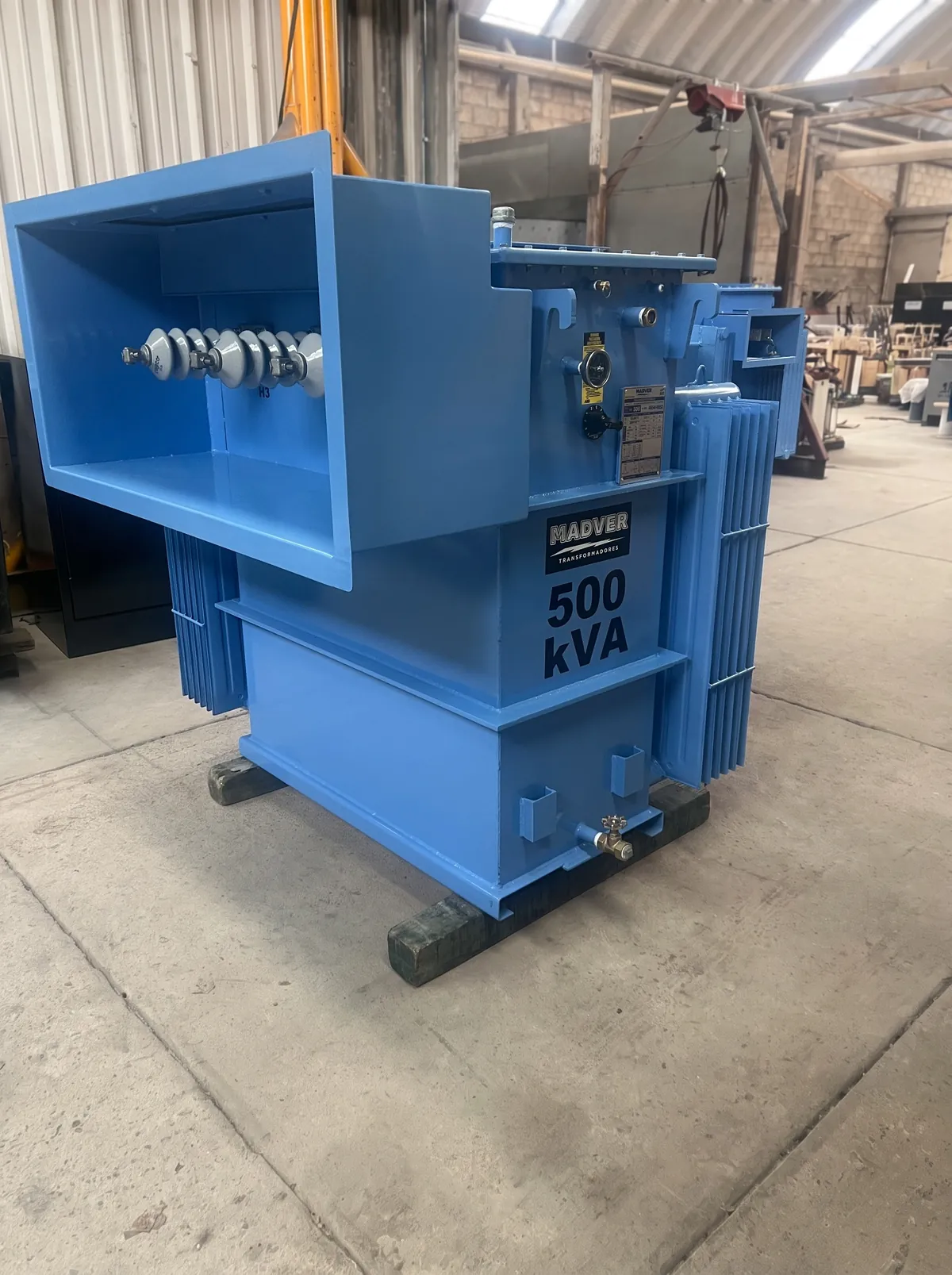 Transformador MADVER 500 kVA con garganta, terminado en taller